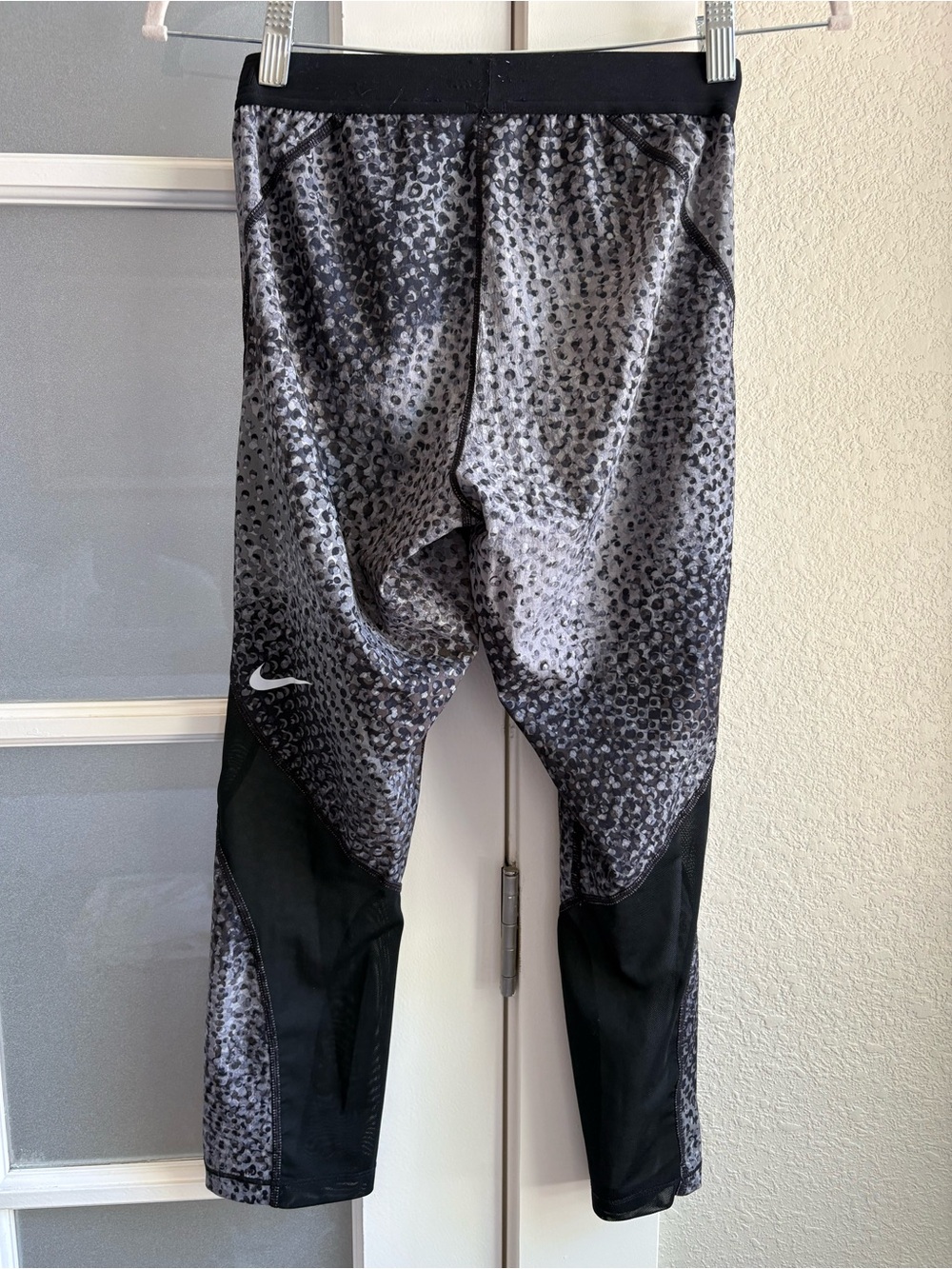Nike - Women's Pro Cool Hypercool Capri Woven - Size‎ Small - Black & Gray - Picture 3 of 5